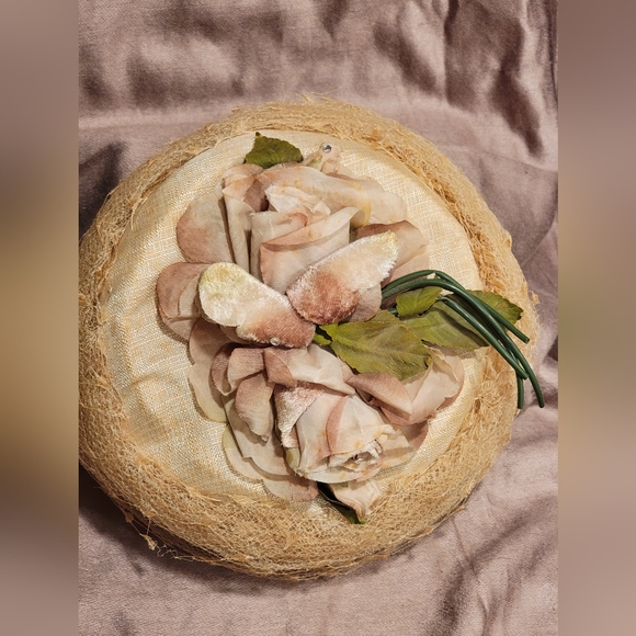 Vintage Beautiful Pill Box Floral Hat w/ Lace Netting - Picture 5 of 10